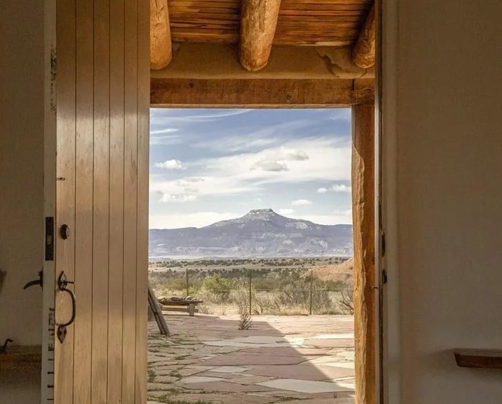 世界知名女画家独居沙漠35年！拒毕加索登门…网友：连家都是艺术