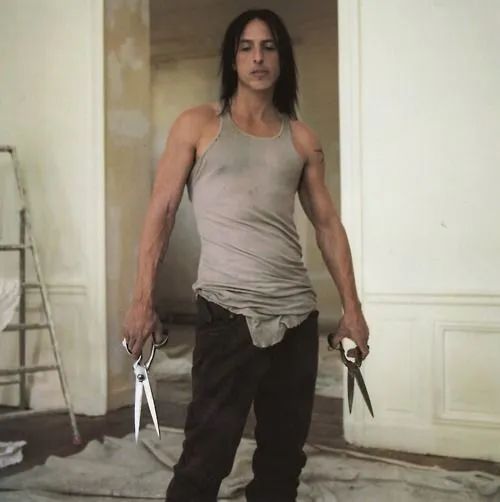 他被称时尚圈暗黑之王！神作爆红15年，侃爷以收藏他的桌子为傲？