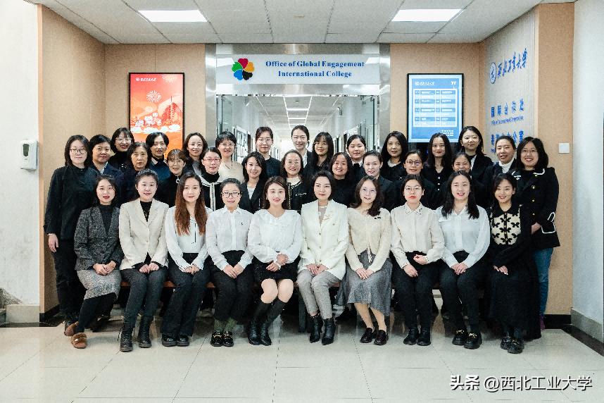 最美教师的表彰仪式,最美教职工集体