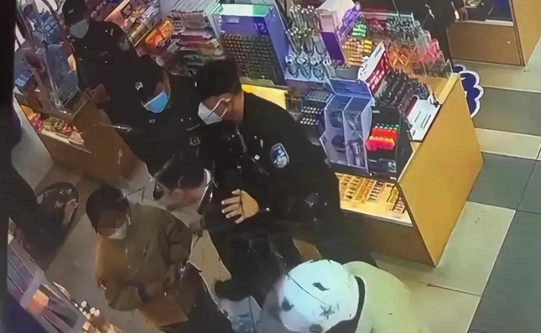 女孩被冤枉偷文具店主致歉,11岁女孩被指在店里偷文具后续