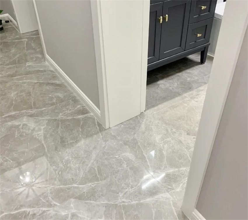 750乘1500瓷砖拱起来了什么原因,墙面瓷砖大面积拱起如何修复