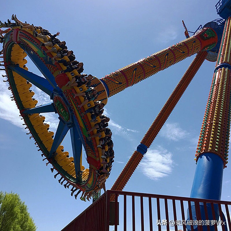 阜阳游乐场回应大摆锤游客倒挂空中：只是巧合，设施没有安全问题