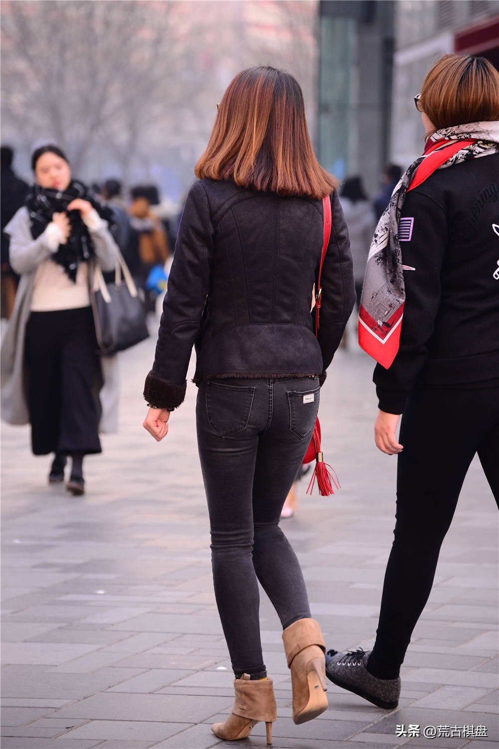 短靴配裙子轻松显气质时尚,穿高跟短靴冬季适合的衣服