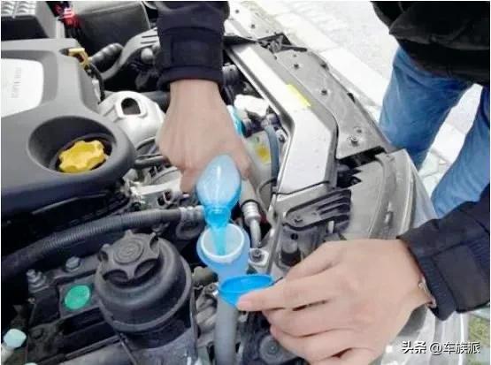 给车加玻璃水的注意事项,汽车添加玻璃水步骤图解