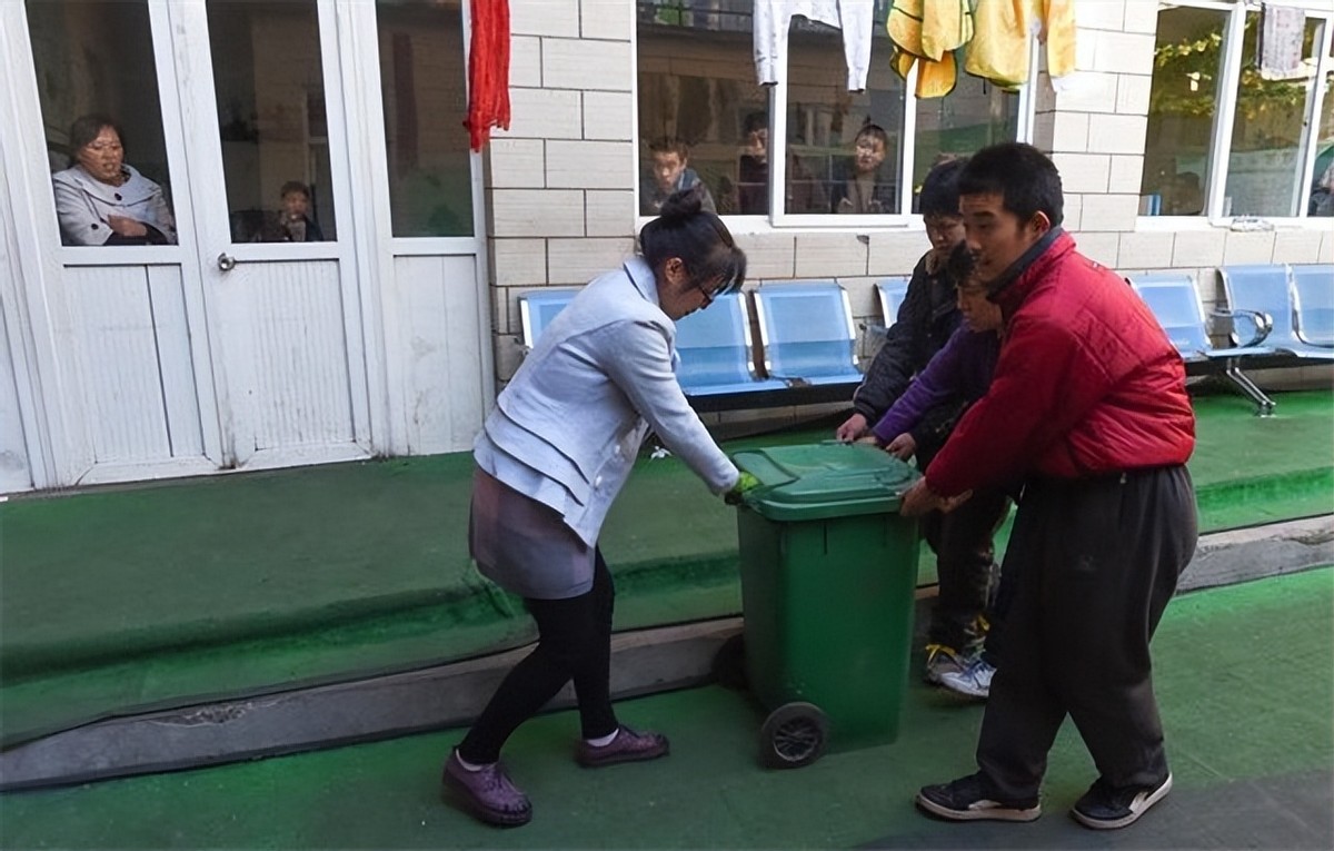 漂亮女教师被辞退,女教师为女儿辞职