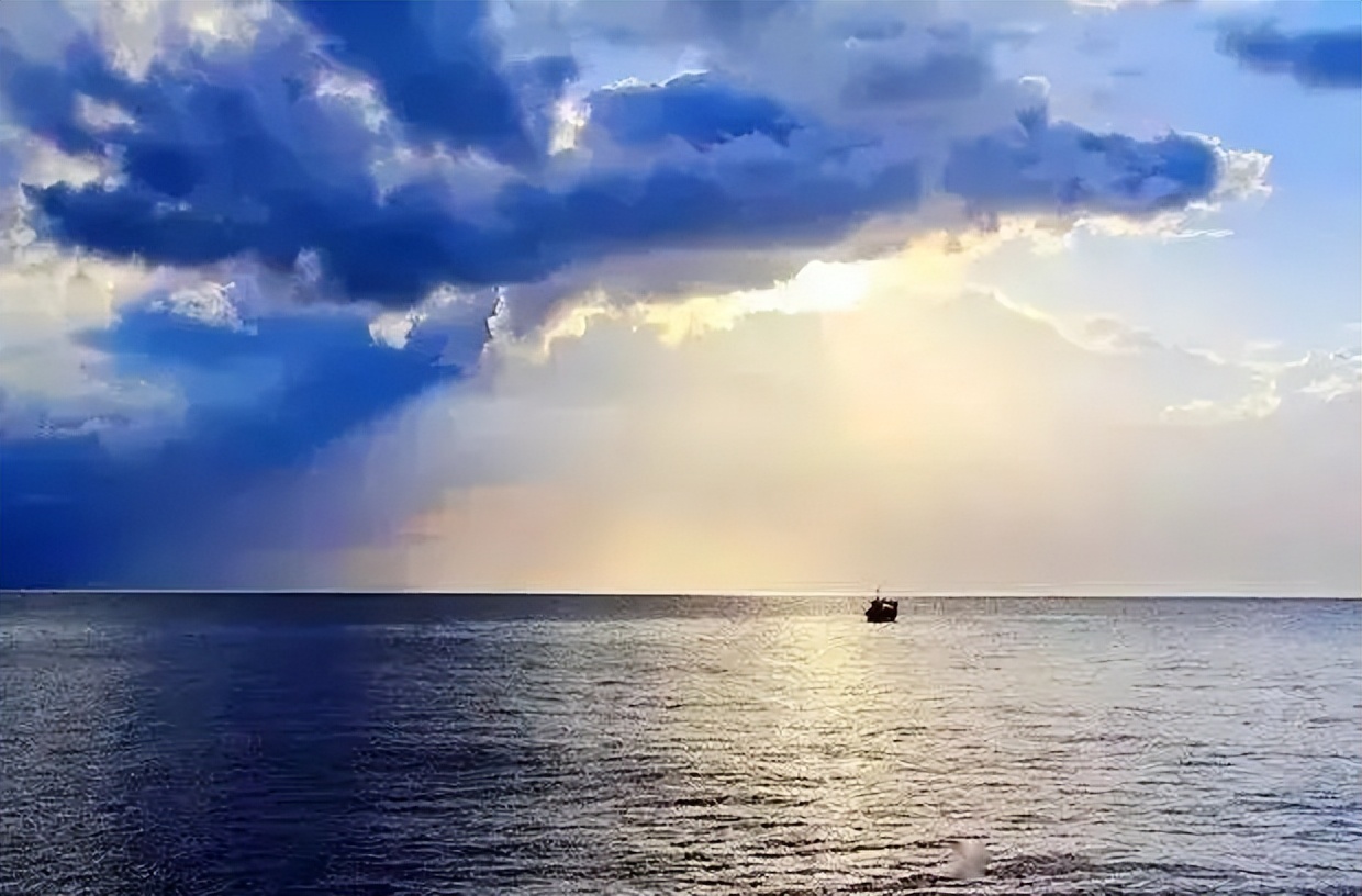 海南晴天的沙滩,海南阳光下的海