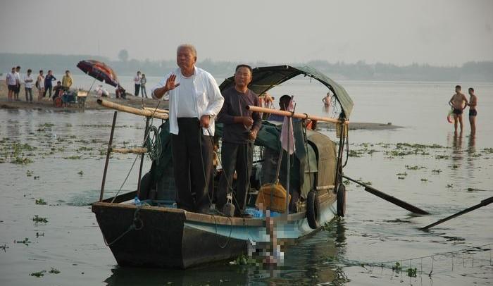 捞尸人夜晚捞尸全过程,民间真实的捞尸人