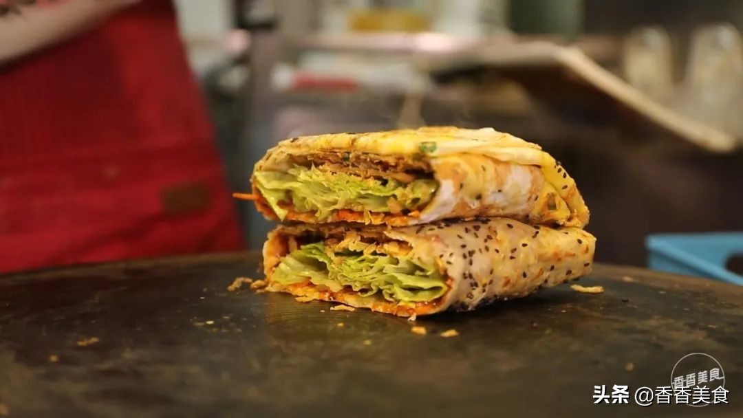 小到只有一个窗户的档口,天天排队就为一个“饼”?