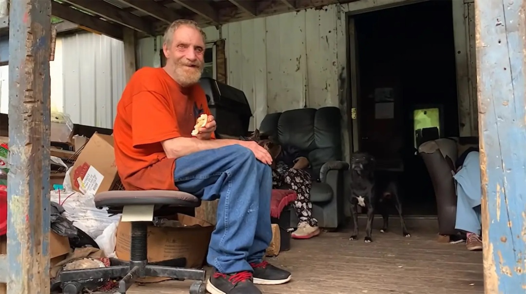 美国家族*伦乱**三代：*亲近**结合导致后代残障，无法说话只能犬吠