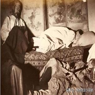 高清老照片：旗人格格大腿岔开豪放洗衣，地主三妻四妾不输女明星