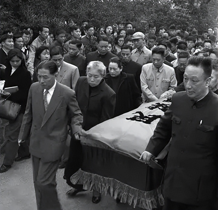 1954年蒋介石悄悄回到浙江：留下了这张照片，再也回不去家乡