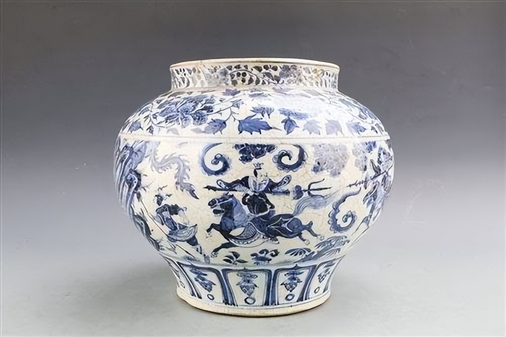 广西挖骨灰坛,工人挖出骨灰缸