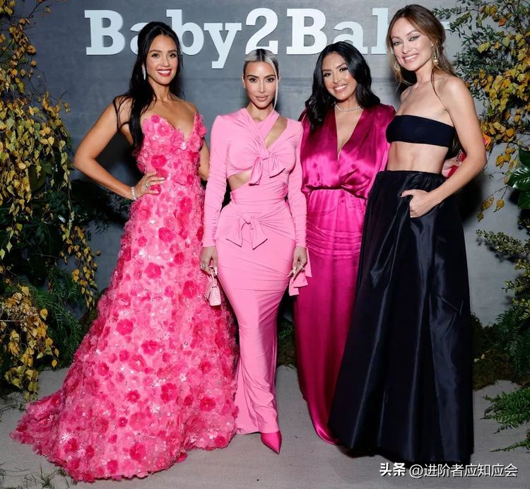 欧美明星时尚街拍2019年7月30日,欧美老年时尚博主穿羽绒服街拍