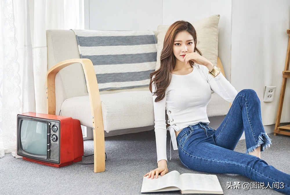 朴正允白色紧身上衣搭配牛仔裤