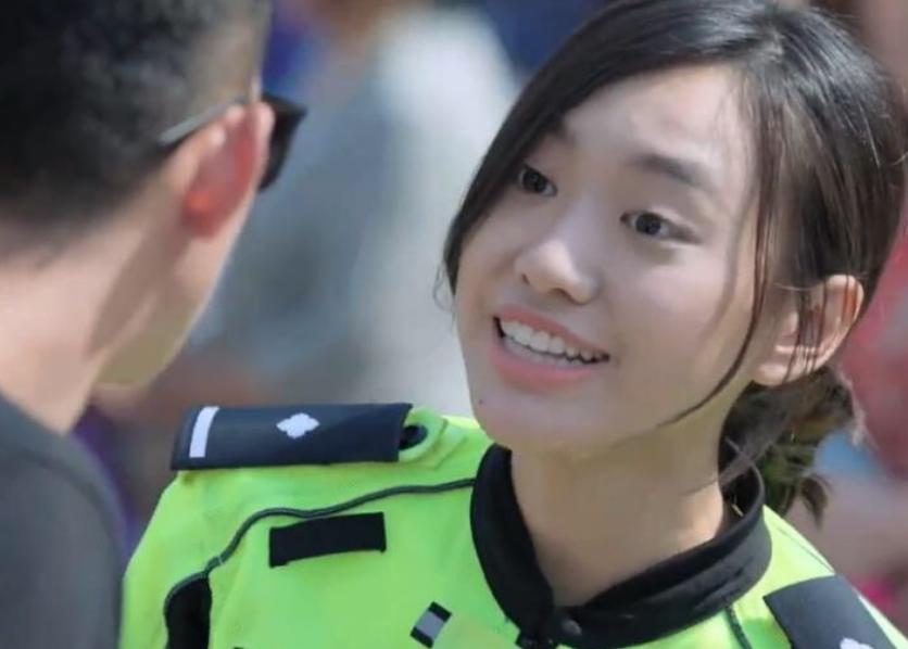 李咏女儿首次公开亮相,李咏女儿照片惹争议