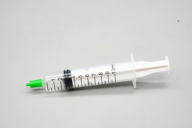 6岁儿子耳朵取出来好多耳屎,小孩耳朵里掏出很多褐色耳屎