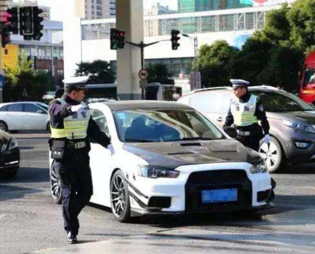 男子开着越野车上高速,男子开价值七十万元摩托车上高速