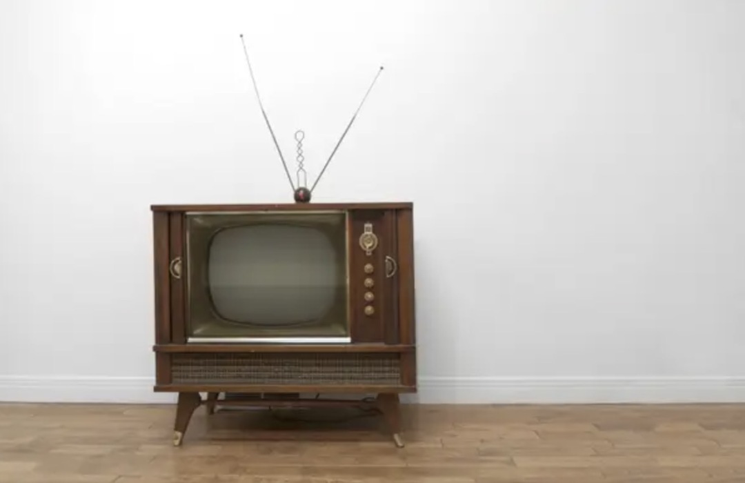 牛皮纸包书、电视不灵就猛拍，这些“中年人绝活”，你会几个？