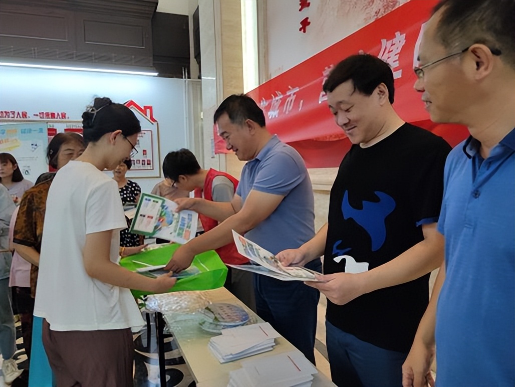 居住区创卫工作,街道挑灯夜战持续创卫整治