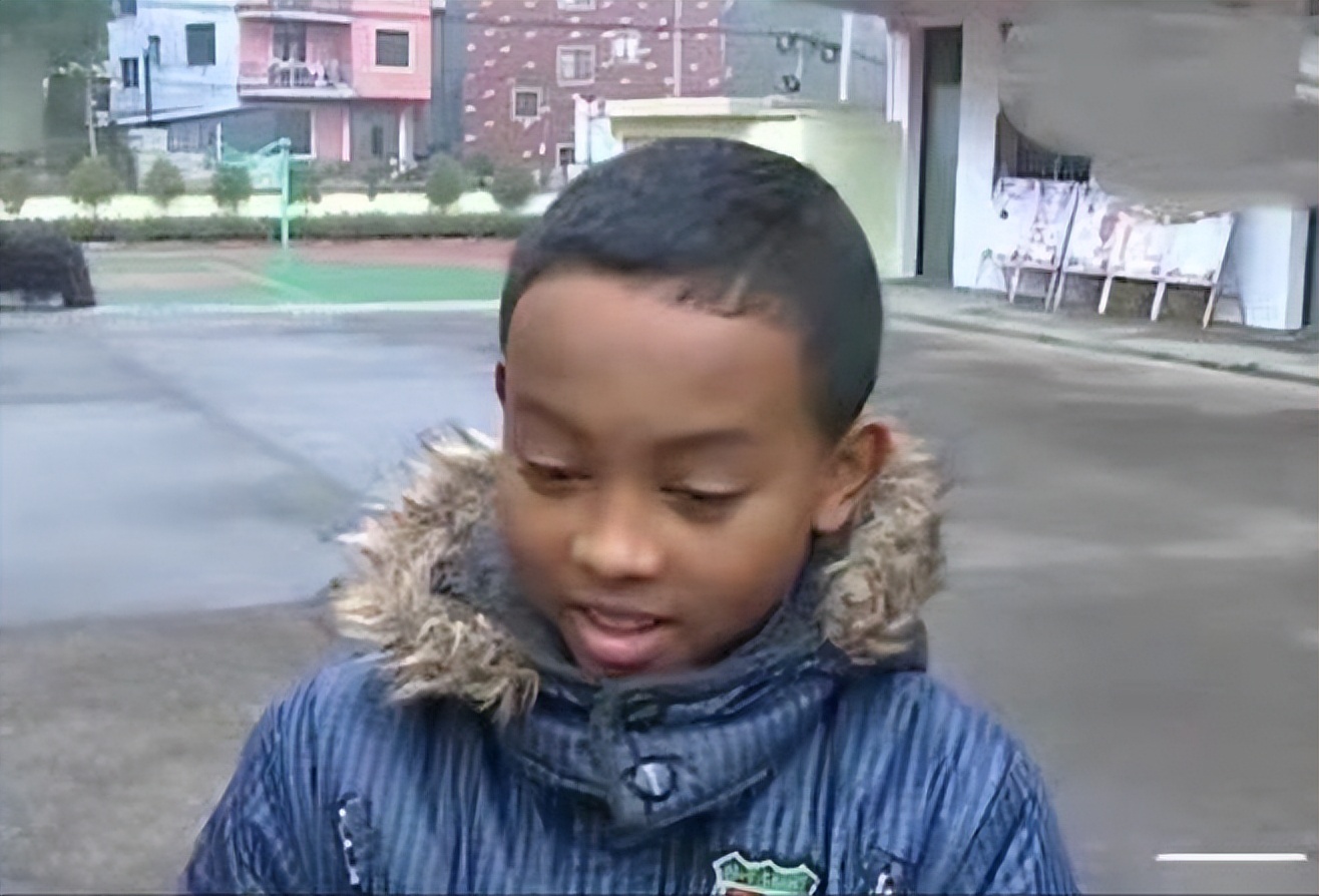 13年前，浙江农村老奶奶收养了黑人小男孩巴比，如今怎么样了？