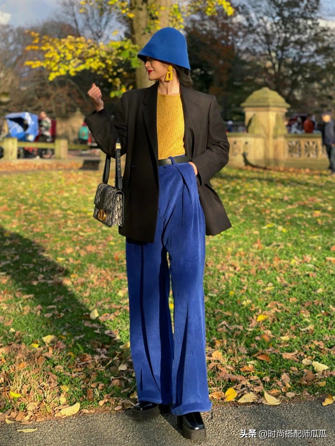 皮肤偏黑的女生穿什么颜色好看,皮肤偏黄的女性适合穿什么颜色