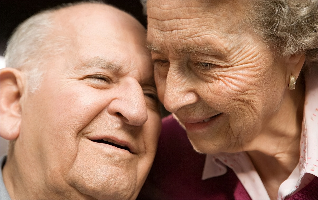 胡须鼻毛变白是衰老的标志吗,鼻毛变白是衰老的表现吗