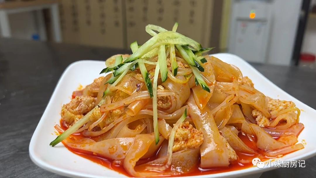 凉皮好不好吃全靠红油香不香,凉皮要怎么吃才最好吃