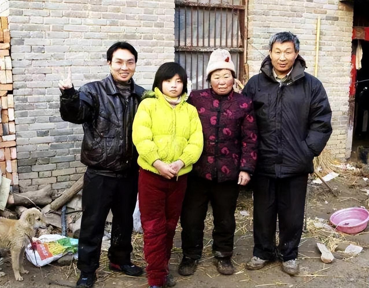 洪战辉12岁独自撑起家庭,洪战辉扛着废品上了火车