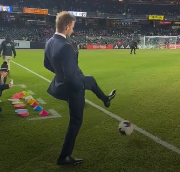 贝克汉姆穿西装踢足球照片,贝克汉姆无解一球