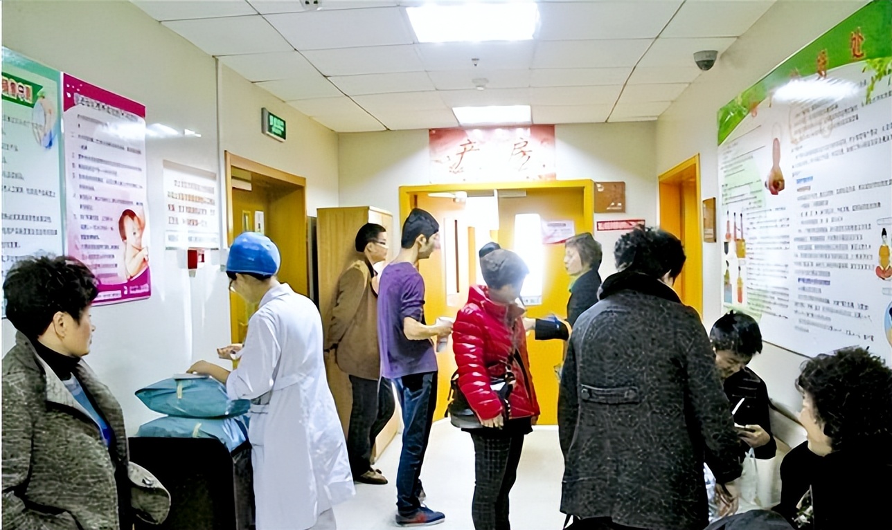 孩子出生后第一个人谁抱最好,孩子出生时谁先抱很重要