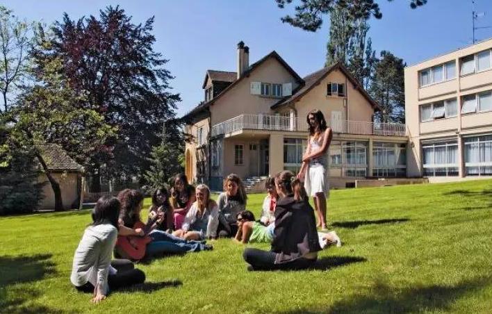 关于私立学校收费太高的最新政策,为什么私立学校比公立学校学费高