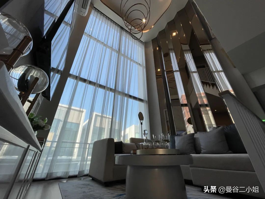 只要100多万的泰国三层别墅，6米挑高玻璃窗，比千万豪宅还大气