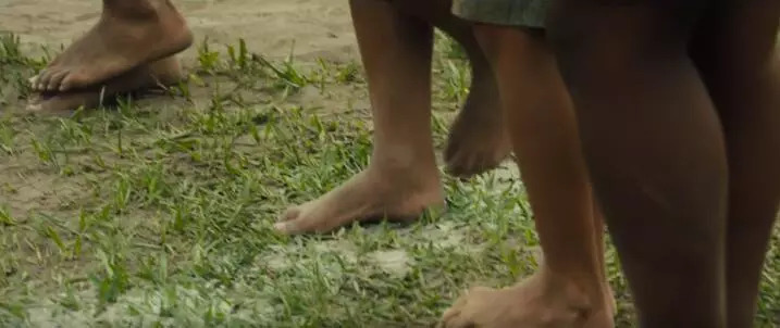 从光脚踢布条缠成的足球到成为球王，我用这部7.7分的电影缅怀他