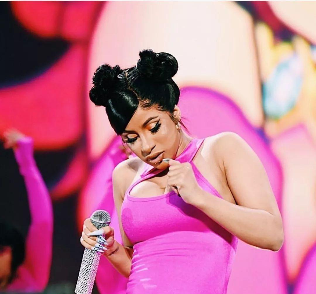 开放无极限！美国女星演唱会不穿内衣、露胯、与卫生棉条互动