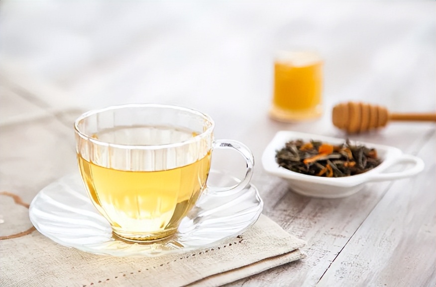 长期吸烟的人不宜抽烟,经常烟不离手