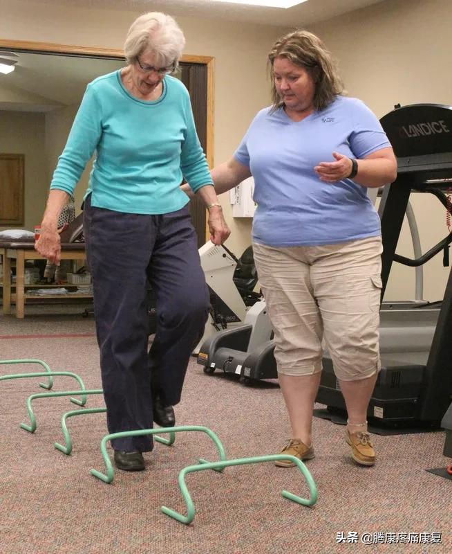 中风偏瘫康复锻炼腿酸困咋回事,中风导致的偏瘫的自我康复锻炼