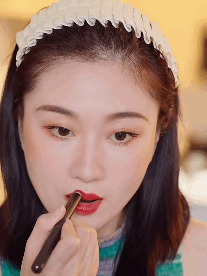 为什么涂红唇没淡唇好看,为什么涂了口红显老