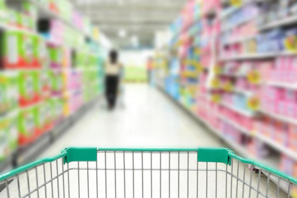 孩子不小心从购物车摔下去,小男孩摔下购物车后受伤