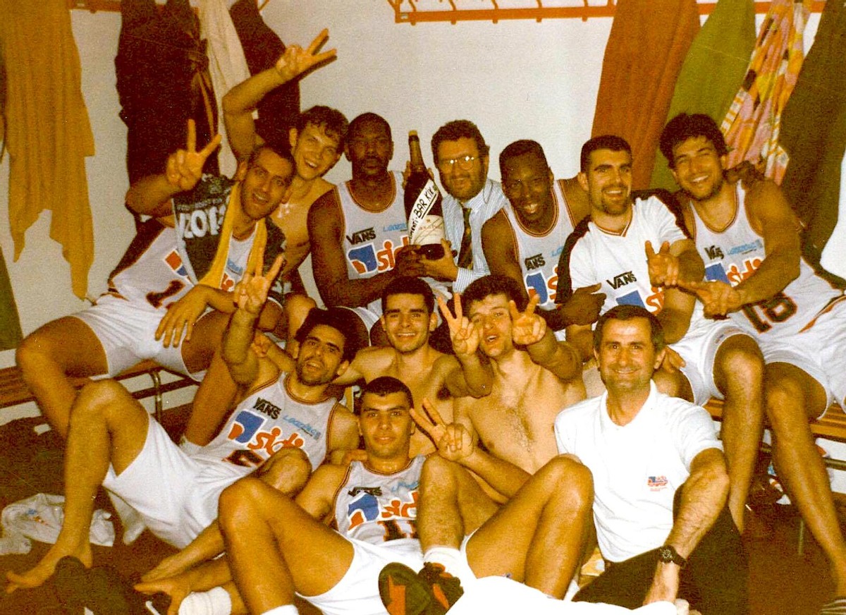 米切尔晃倒马刺10号,米切尔17赛季马刺