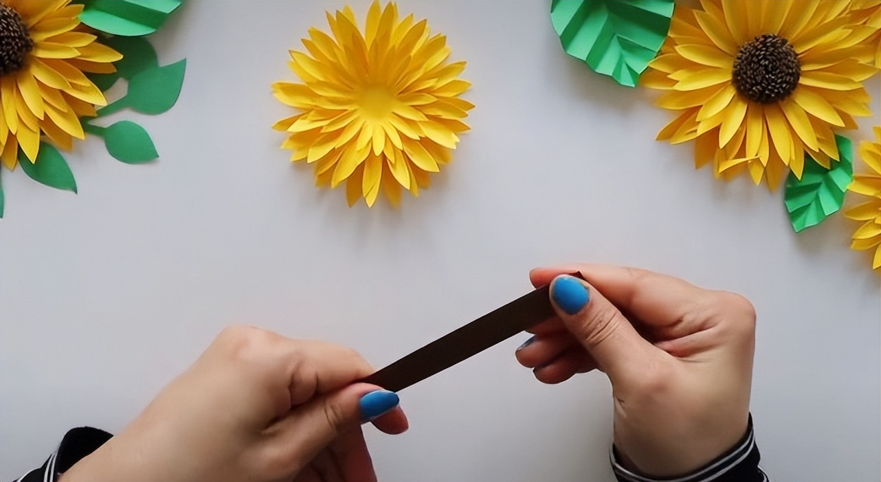 一款适合挂墙上的向日葵纸花