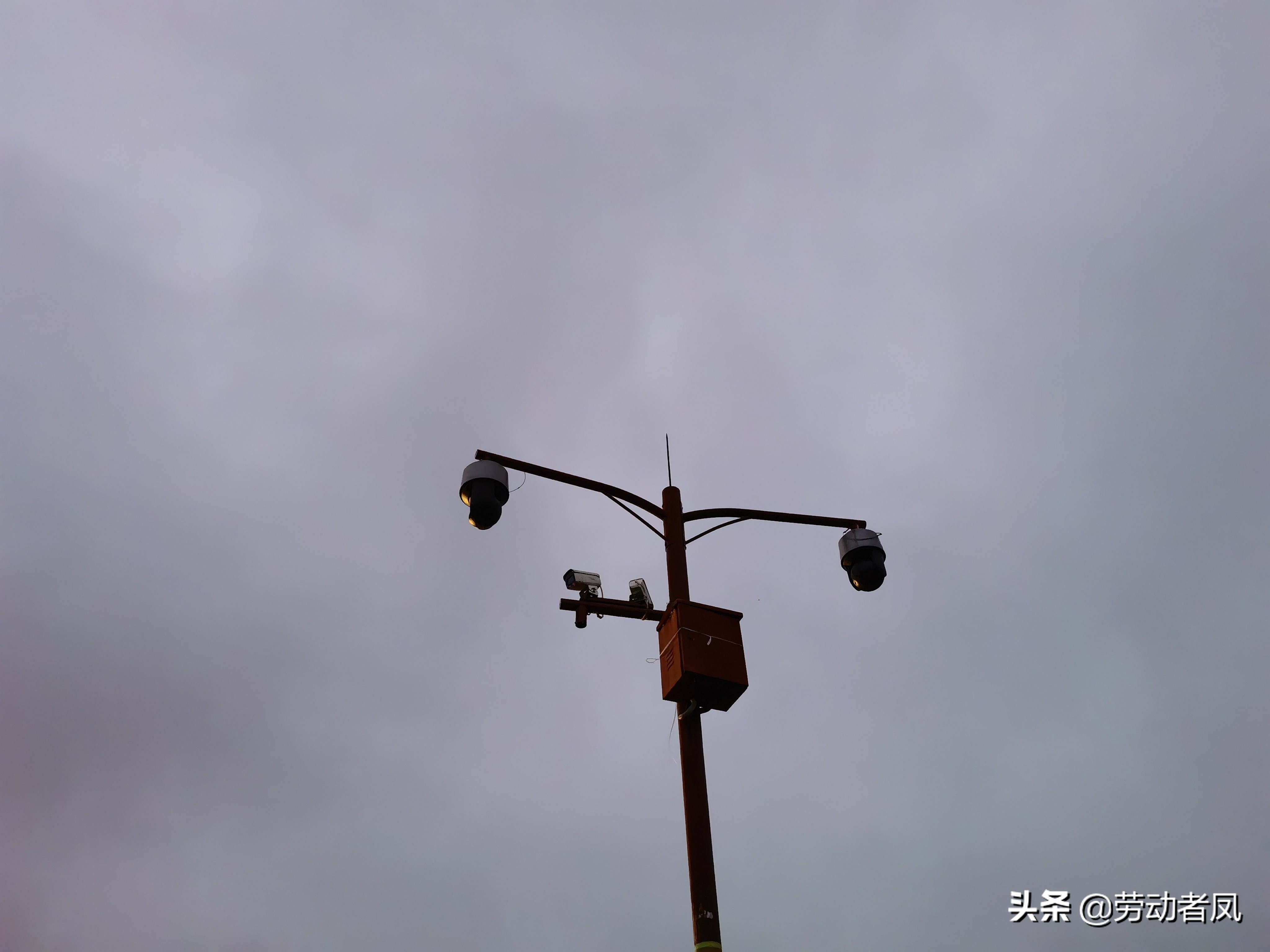 唐dmp前挡风玻璃自爆,唐dmi前挡风玻璃破了走保险吗