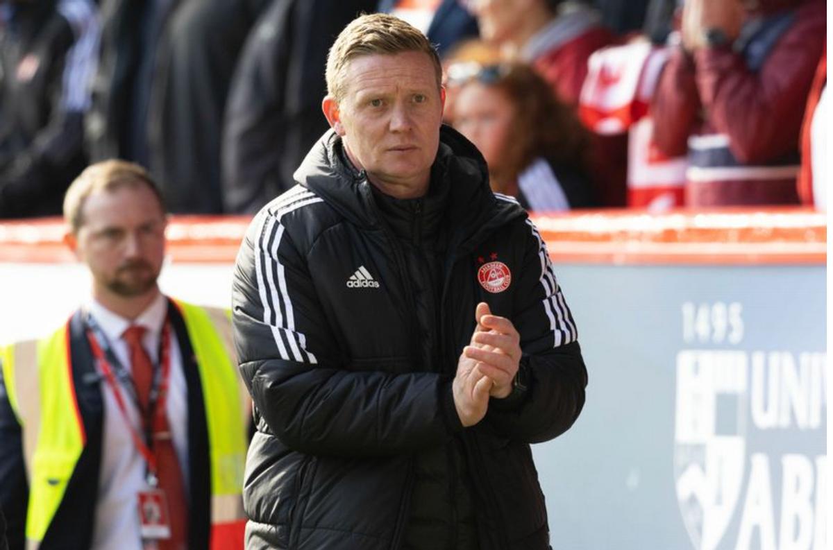 巴里·罗布森平衡阿伯丁足球俱乐部的要求和期望