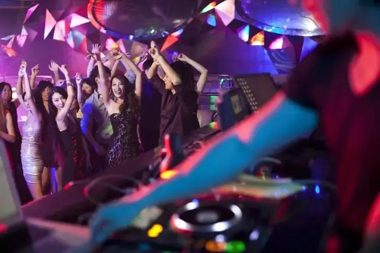 夜店狂欢很有意思吗,为什么大家想去成都