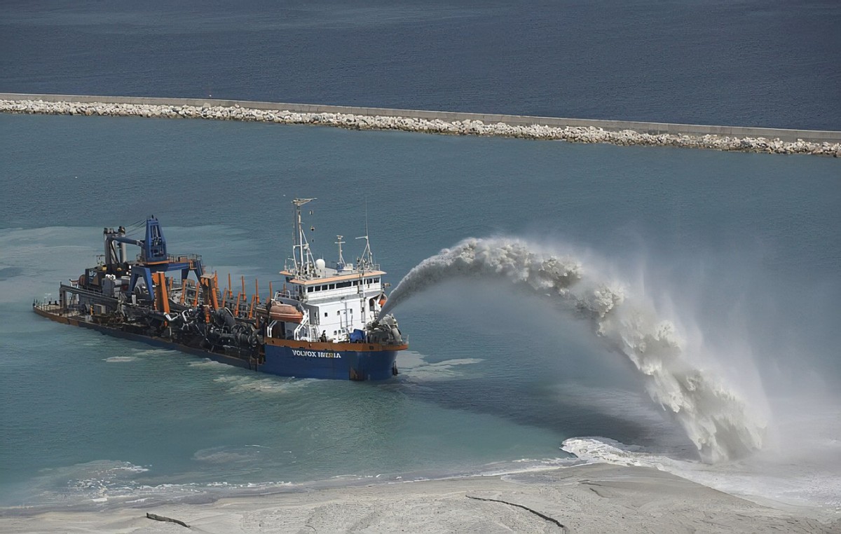 昔日4吨黄金换不来一艘挖泥船，如今中国自研成功，对外只租不卖