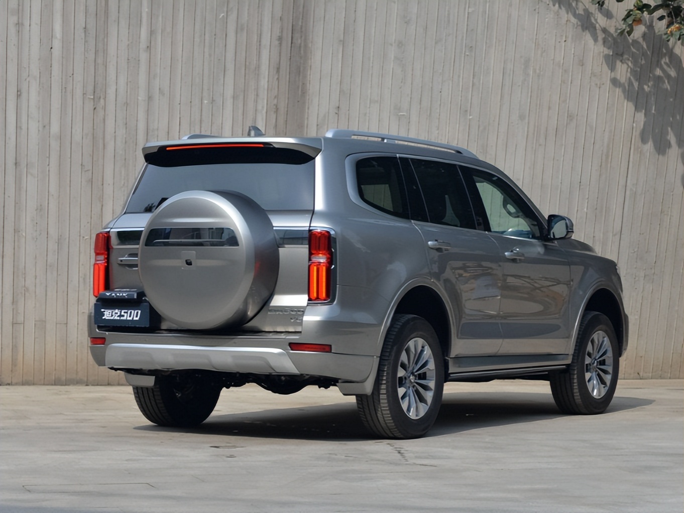 国内硬派越野车“江湖”：是坦克500让陆巡普拉多失去了斗志吗？