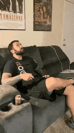 女孩子看起来外表美丽，其实裤袜已经掉到大腿根了！哈哈哈