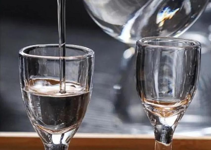 酒精勾兑白酒为什么不上头,酒精勾兑酒是不是不让叫酒了