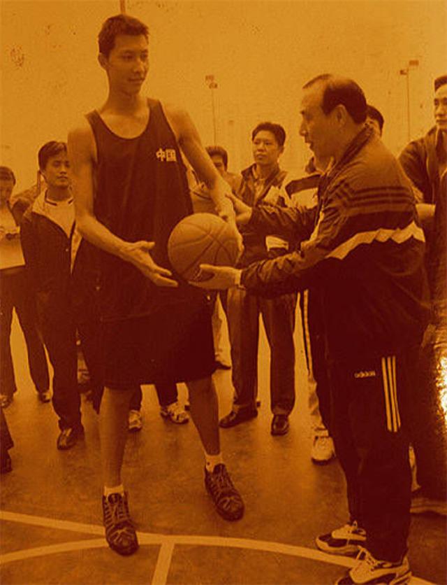 易建联为何娶荆灵,易建联娶巴西足球宝贝