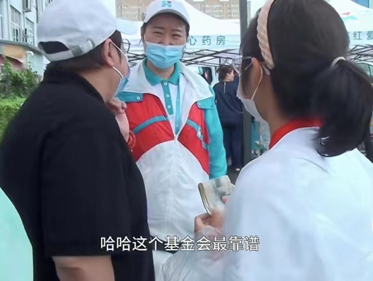 韩红义诊现场女孩求助泪洒当场,韩红公益义诊医疗团队