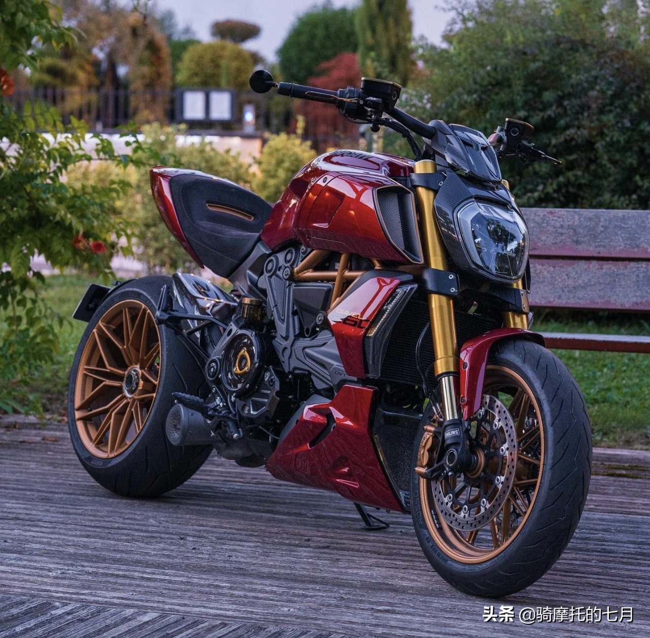 冬天骑杜卡迪是一种什么样的体验,路上偶遇杜卡迪红色大魔鬼